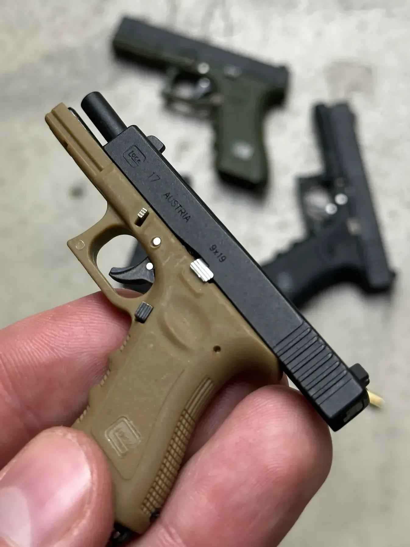 KeyArsenal™ Glock 17 Ejection Detachable Keychain - KeyArsenal